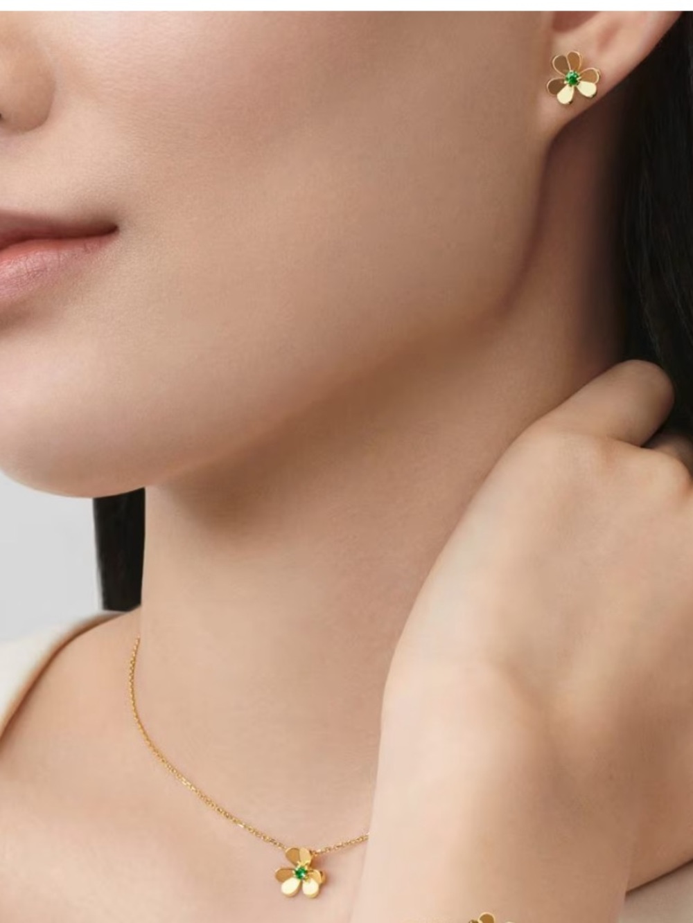 Van Cleef & Arpels Frivole earrings, mini model, 18K Yellow Gold and Emerald - Picture 8 of 8